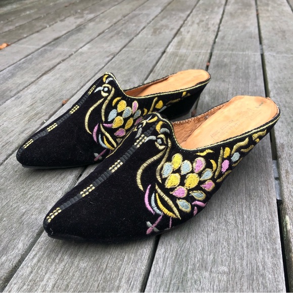 Vintage Black Velvet Metallic Gold Embroidered Ornate Handmade Babouche Mules - Picture 11 of 16